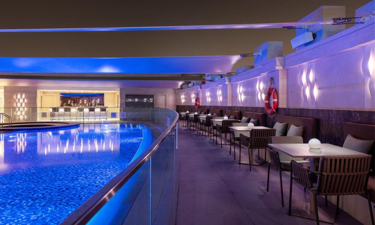 Crowne Plaza Doha - The Business Park By Ihg Hotel Bagian luar foto The pool at the hotel