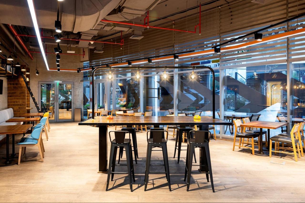 Crowne Plaza Doha - The Business Park By Ihg Hotel Bagian luar foto The interior of the library