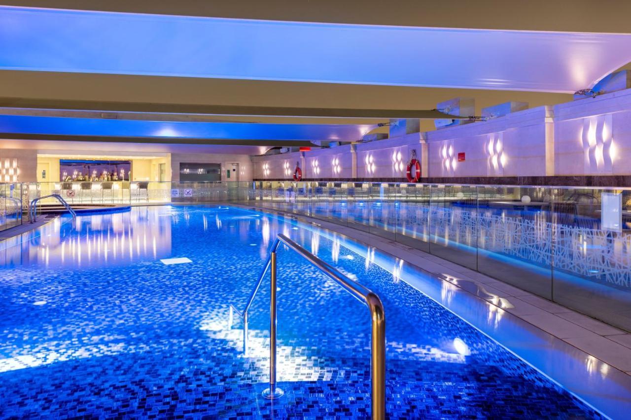 Crowne Plaza Doha - The Business Park By Ihg Hotel Bagian luar foto The pool at the Hilton London Heathrow