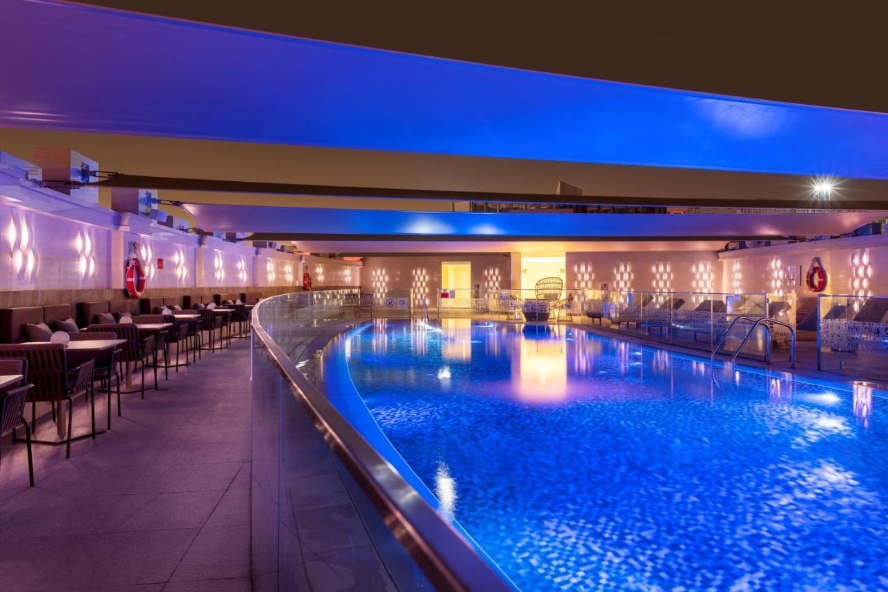 Crowne Plaza Doha - The Business Park By Ihg Hotel Bagian luar foto The pool at the hotel