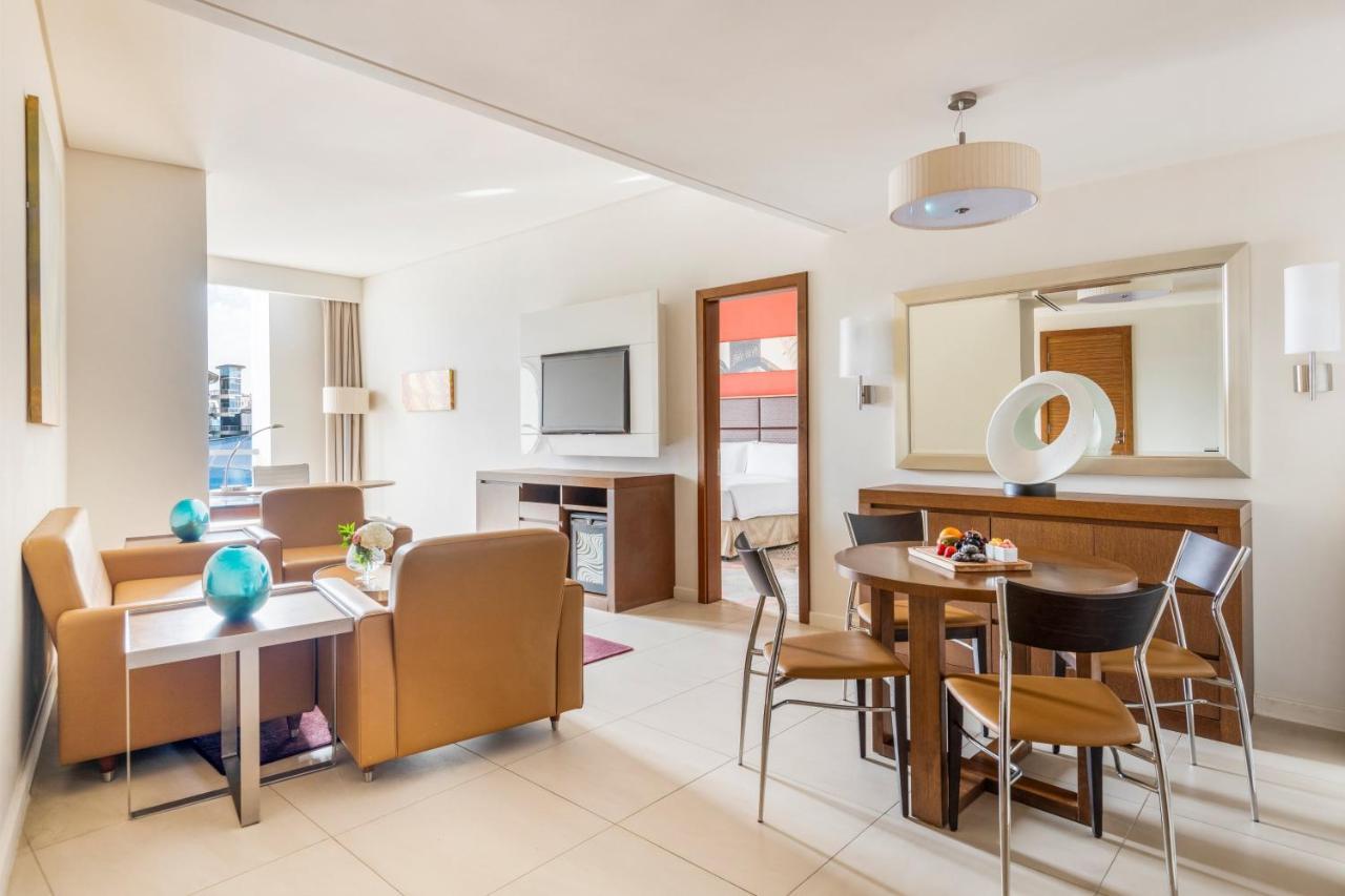 Crowne Plaza Doha - The Business Park By Ihg Hotel Bagian luar foto A suite at the hotel