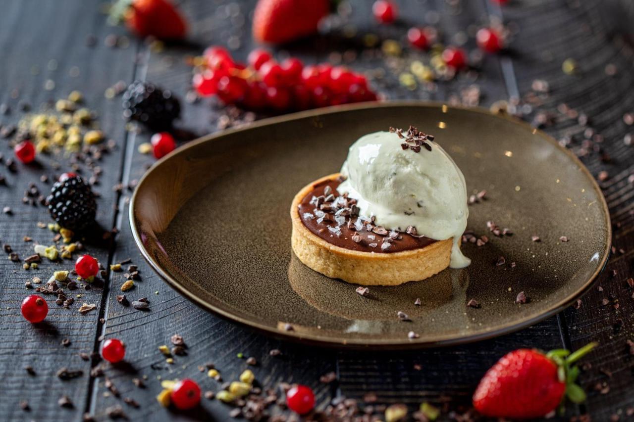 Crowne Plaza Doha - The Business Park By Ihg Hotel Bagian luar foto Chocolate tart with ice cream