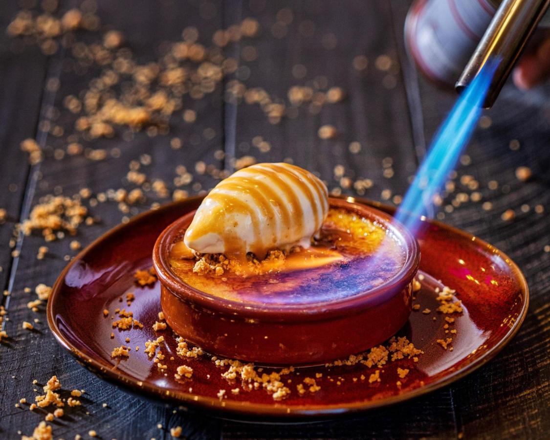 Crowne Plaza Doha - The Business Park By Ihg Hotel Bagian luar foto A crème brûlée being caramelized