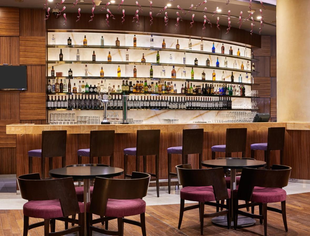 Crowne Plaza Doha - The Business Park By Ihg Hotel Bagian luar foto The bar at the lounge