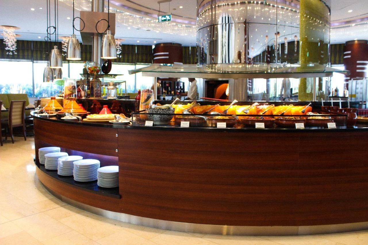 Crowne Plaza Doha - The Business Park By Ihg Hotel Bagian luar foto A buffet at a hotel