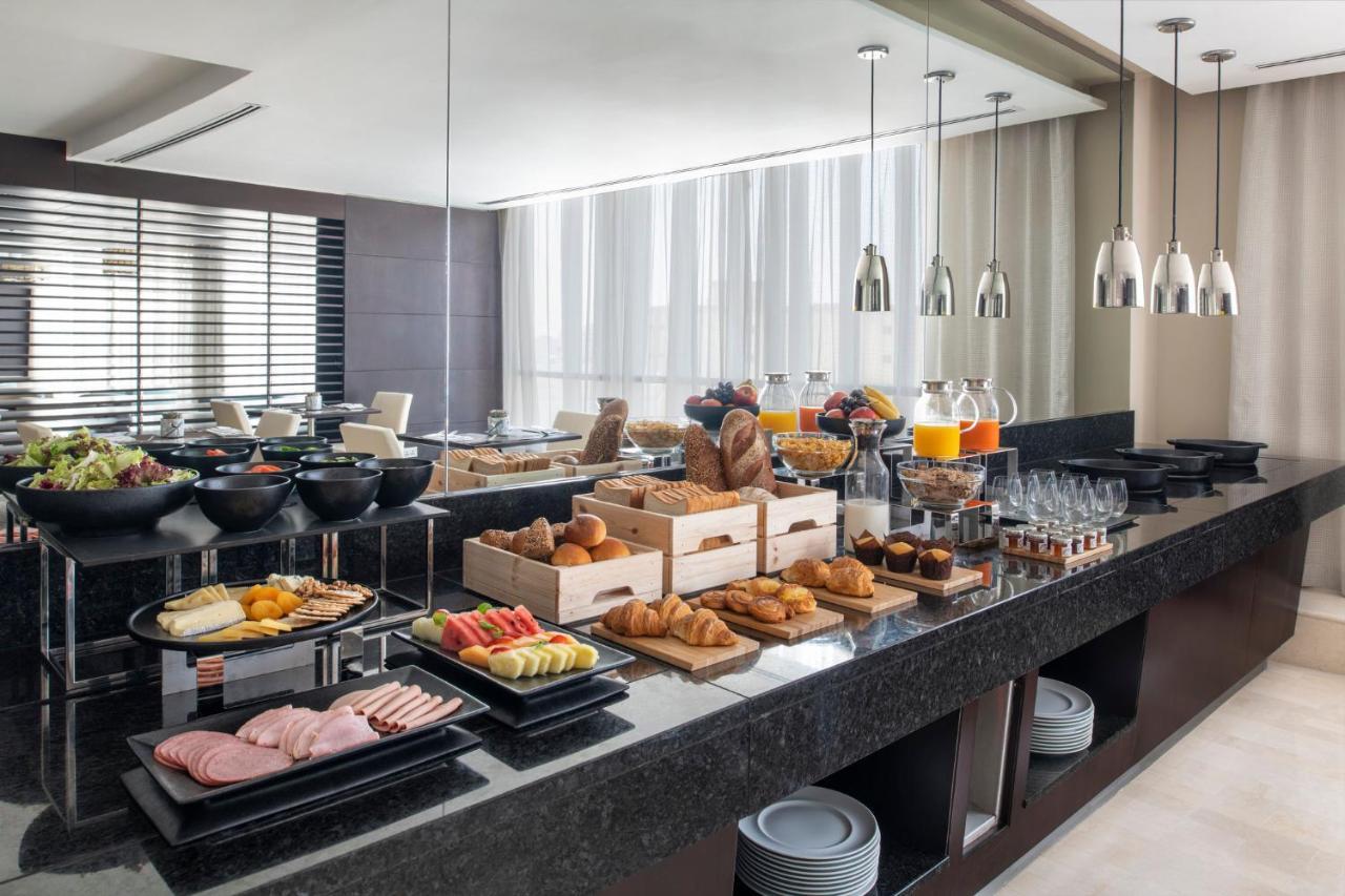 Crowne Plaza Doha - The Business Park By Ihg Hotel Bagian luar foto A buffet at a hotel