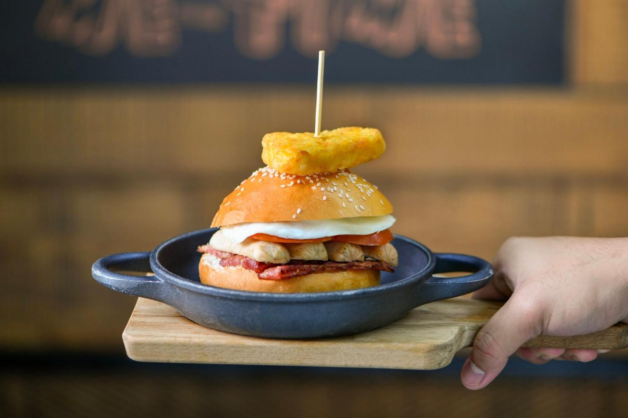 Crowne Plaza Doha - The Business Park By Ihg Hotel Bagian luar foto A chicken burger
