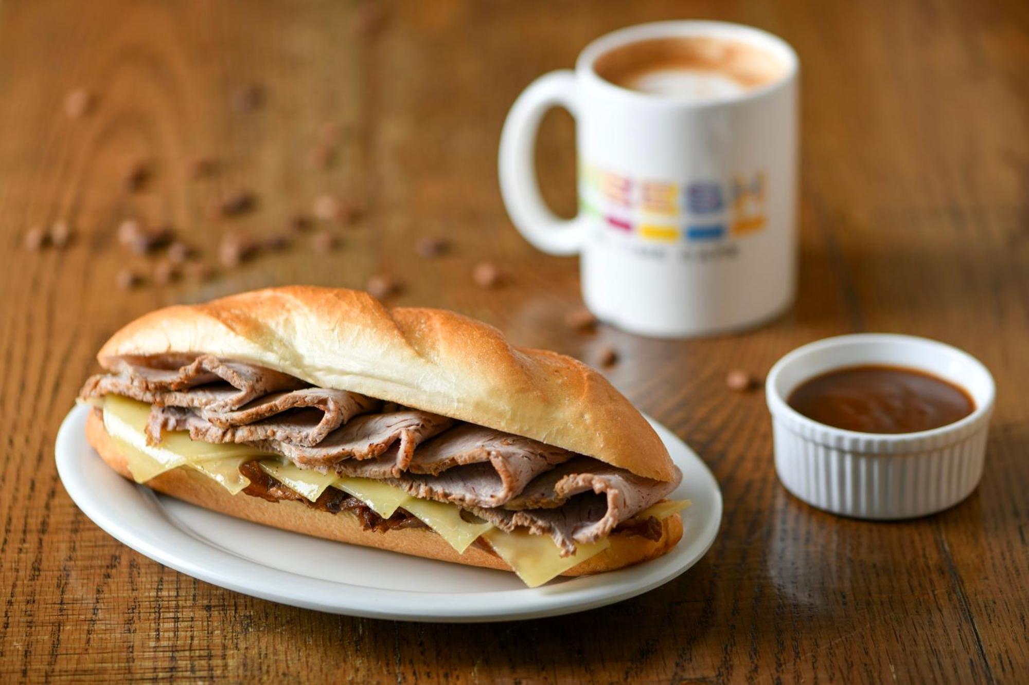 Crowne Plaza Doha - The Business Park By Ihg Hotel Bagian luar foto A roast beef and cheese sub