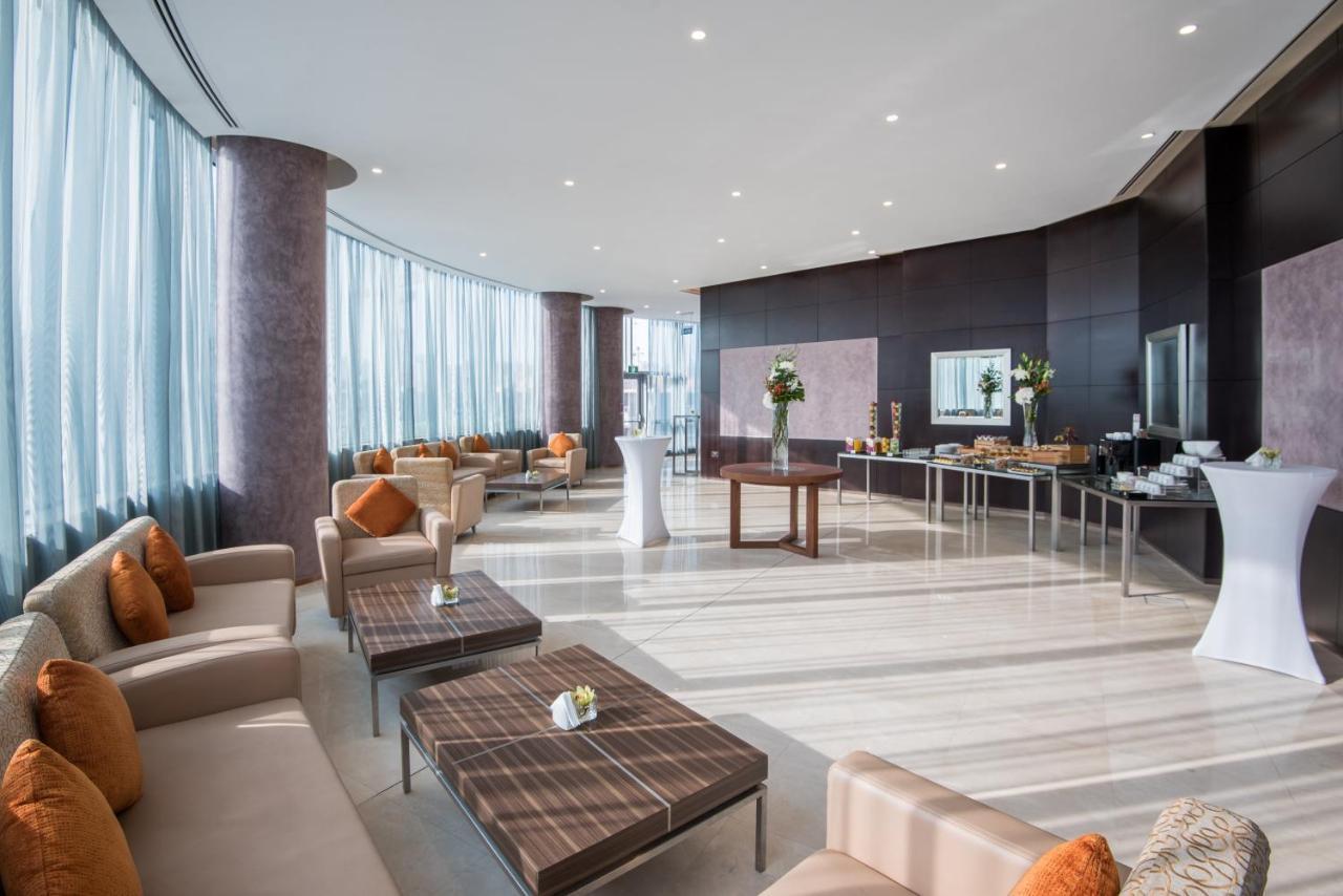 Crowne Plaza Doha - The Business Park By Ihg Hotel Bagian luar foto The lounge at the airport